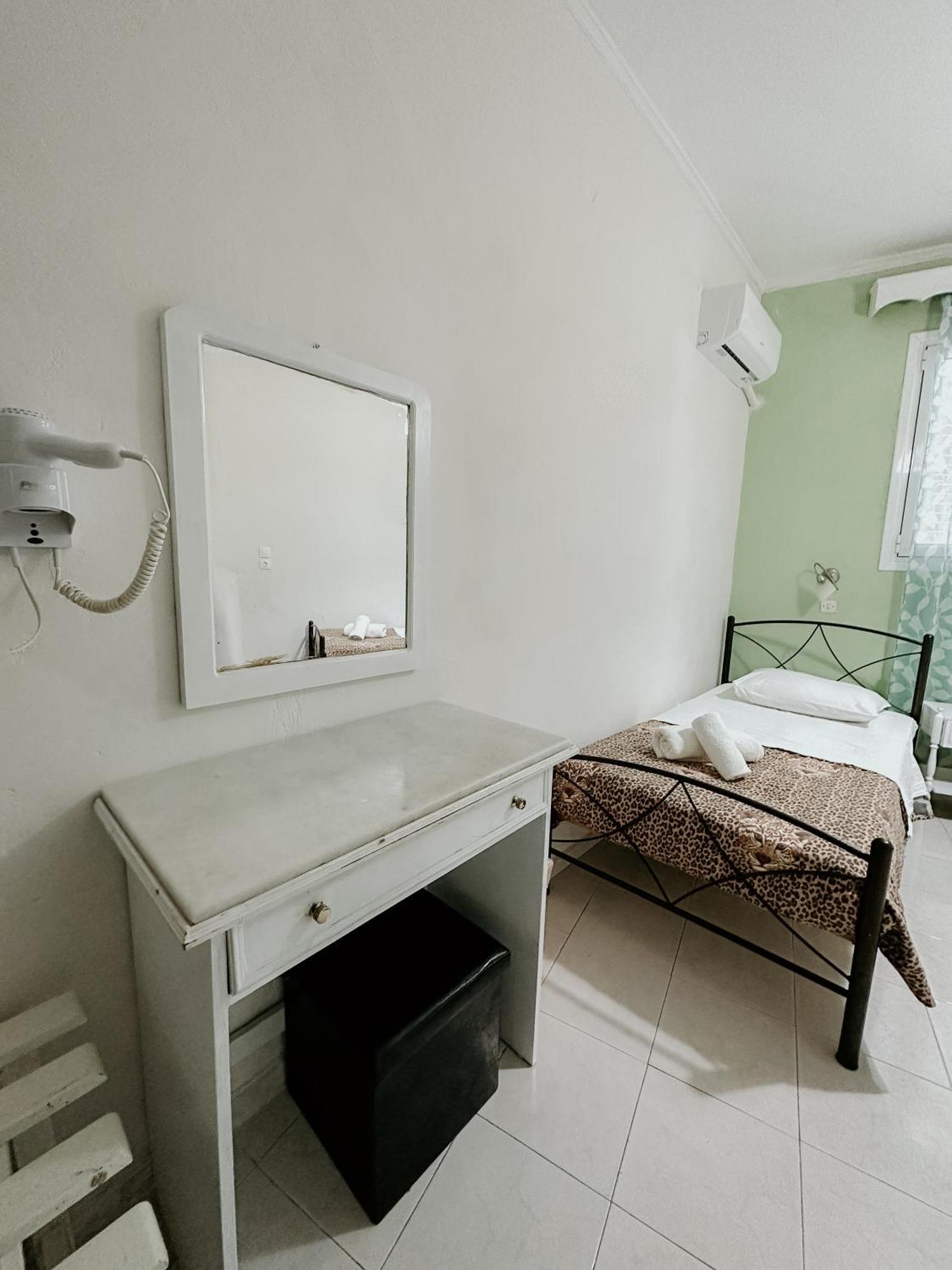 Hotel Thirasia Fira  Phòng bức ảnh